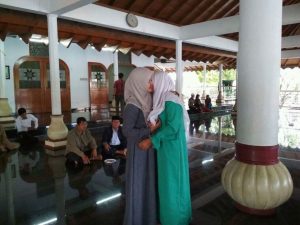 Bagian Keputrian IKPM Banten memberikan pelukan serta motivasi bagi Regita dalam menuntaskan belajar di Gontor dalam kedatangan rombongan Konsulat Banten di Masjid Agung Atsauroh, Serang (27/11)